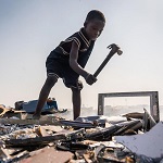 Enfant travaillant dans une décharge de déchets électronniques