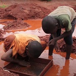 Enfant travaillant dans une mine